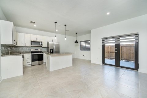 Снять в аренду таунхаус в Хомстед, Флорида 3 спальни, 146.79м2, № 2049300 - фото 5