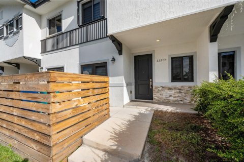 Снять в аренду таунхаус в Хомстед, Флорида 3 спальни, 146.79м2, № 2049300 - фото 2