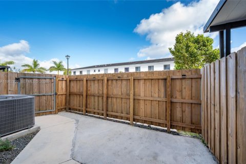 Снять в аренду таунхаус в Хомстед, Флорида 3 спальни, 146.79м2, № 2049300 - фото 22