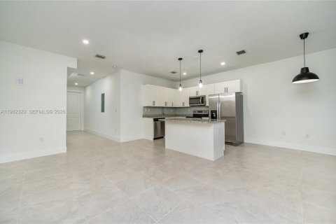 Снять в аренду таунхаус в Хомстед, Флорида 3 спальни, 146.79м2, № 2049300 - фото 6