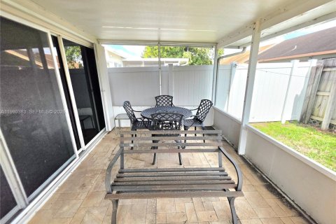 Villa ou maison à vendre à Miami Gardens, Floride: 4 chambres, 132.39 m2 № 2056906 - photo 17