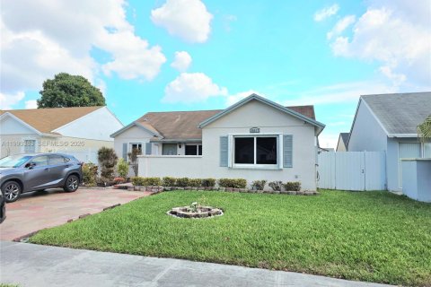 House in Miami Gardens, Florida 4 bedrooms, 132.39 sq.m. № 2056906