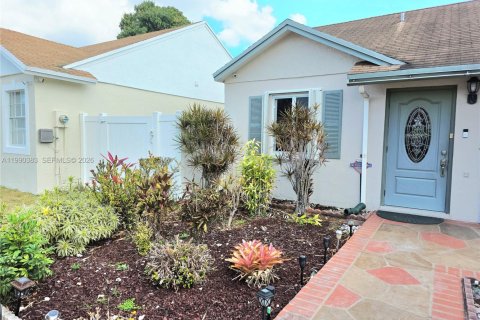 Villa ou maison à vendre à Miami Gardens, Floride: 4 chambres, 132.39 m2 № 2056906 - photo 2