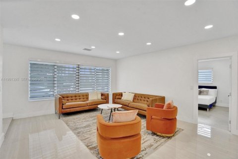 Villa ou maison à louer à Hollywood, Floride: 8 chambres, 355.35 m2 № 2297397 - photo 14