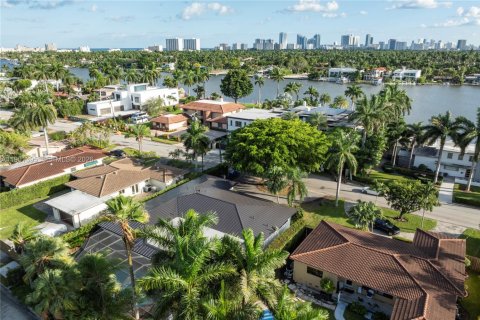 Villa ou maison à Hollywood, Floride 8 chambres, 355.35 m2 № 2297397