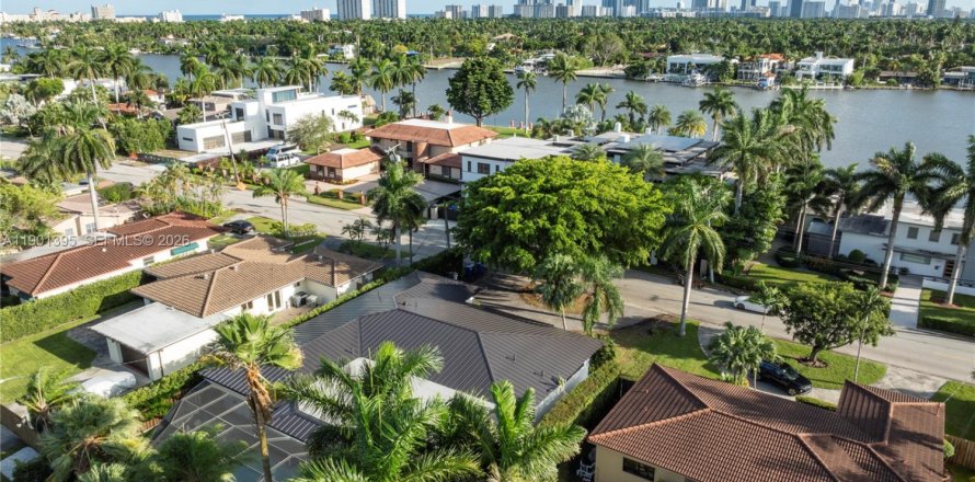 Villa ou maison à Hollywood, Floride 8 chambres, 355.35 m2 № 2297397