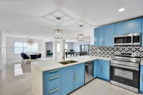 Villa ou maison à louer à Hollywood, Floride: 8 chambres, 355.35 m2 № 2297397 - photo 10