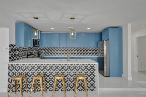 Villa ou maison à louer à Hollywood, Floride: 8 chambres, 355.35 m2 № 2297397 - photo 7