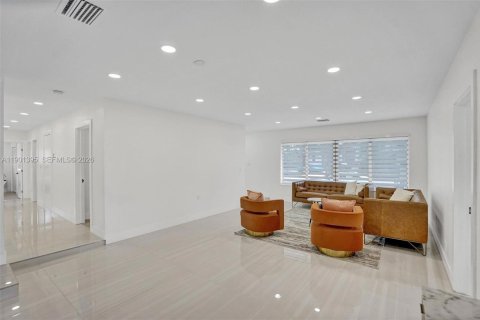 Villa ou maison à louer à Hollywood, Floride: 8 chambres, 355.35 m2 № 2297397 - photo 18