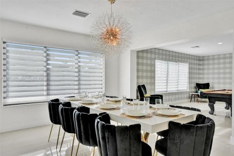 Villa ou maison à louer à Hollywood, Floride: 8 chambres, 355.35 m2 № 2297397 - photo 20