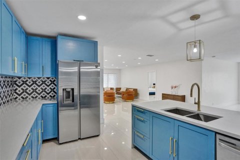 Villa ou maison à louer à Hollywood, Floride: 8 chambres, 355.35 m2 № 2297397 - photo 12