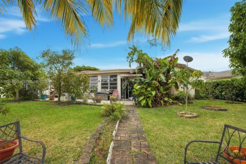 House in Tamarac, Florida 2 bedrooms, 151.62 sq.m. № 2002352 - photo 30