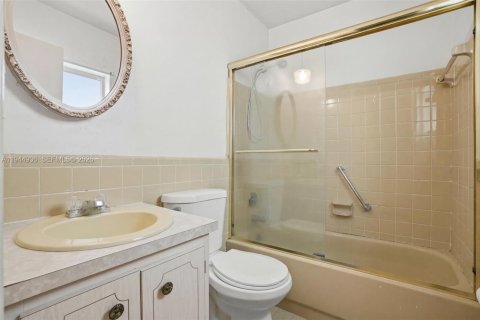 House in Tamarac, Florida 2 bedrooms, 151.62 sq.m. № 2002352 - photo 23