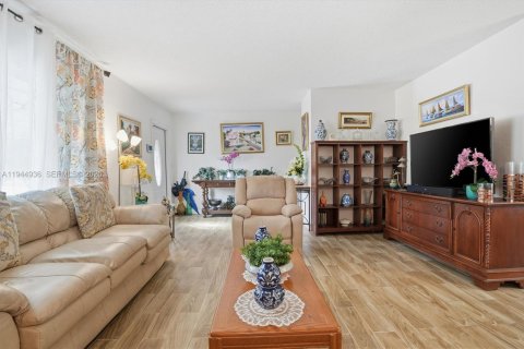 House in Tamarac, Florida 2 bedrooms, 151.62 sq.m. № 2002352 - photo 5