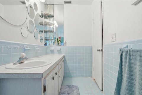 House in Tamarac, Florida 2 bedrooms, 151.62 sq.m. № 2002352 - photo 19