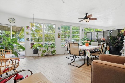 House in Tamarac, Florida 2 bedrooms, 151.62 sq.m. № 2002352 - photo 15