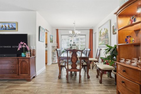 House in Tamarac, Florida 2 bedrooms, 151.62 sq.m. № 2002352 - photo 12