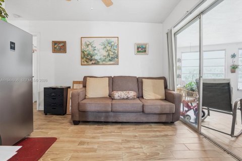 House in Tamarac, Florida 2 bedrooms, 151.62 sq.m. № 2002352 - photo 7