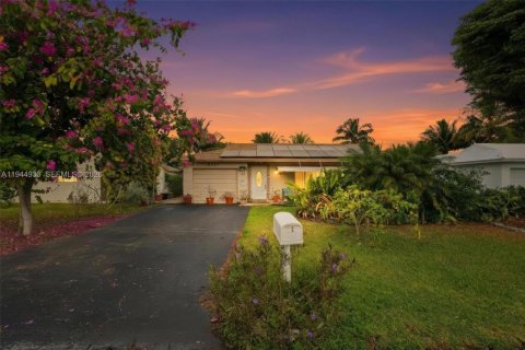 House in Tamarac, Florida 2 bedrooms, 151.62 sq.m. № 2002352 - photo 2