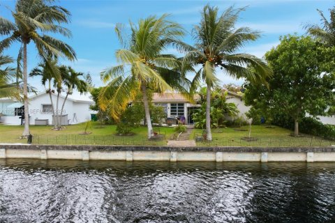 House in Tamarac, Florida 2 bedrooms, 151.62 sq.m. № 2002352