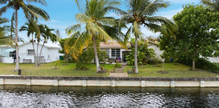 House in Tamarac, Florida 2 bedrooms, 151.62 sq.m. № 2002352