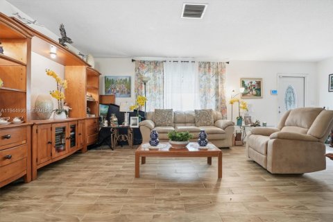 House in Tamarac, Florida 2 bedrooms, 151.62 sq.m. № 2002352 - photo 4