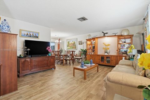 House in Tamarac, Florida 2 bedrooms, 151.62 sq.m. № 2002352 - photo 3