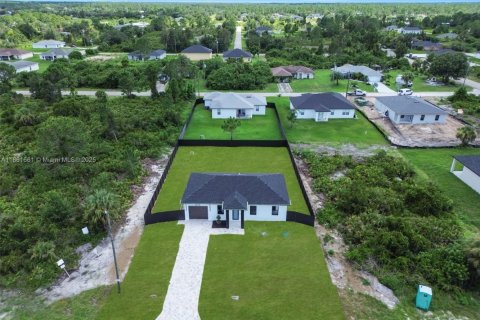 House in Lehigh Acres, Florida 3 bedrooms № 1891328 - photo 4