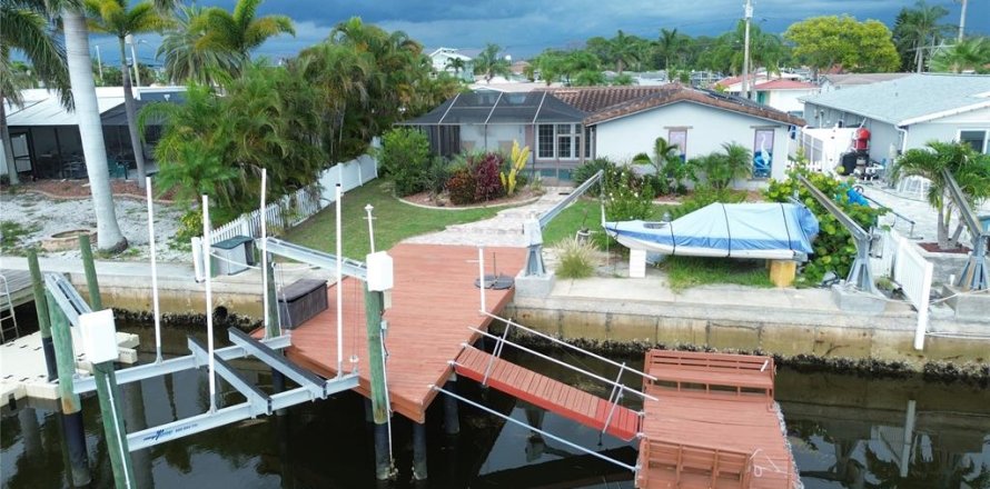 House in New Port Richey, Florida 3 bedrooms, 152.17 sq.m. № 1796620