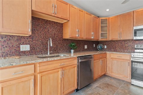 House in New Port Richey, Florida 3 bedrooms, 152.17 sq.m. № 1796620 - photo 10