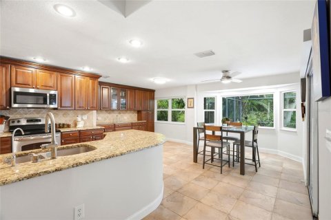 House in Palm Harbor, Florida 3 bedrooms, 182.27 sq.m. № 2195938 - photo 12