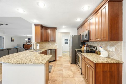 House in Palm Harbor, Florida 3 bedrooms, 182.27 sq.m. № 2195938 - photo 11