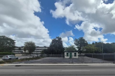 Commercial property in Miami, Florida № 2042754