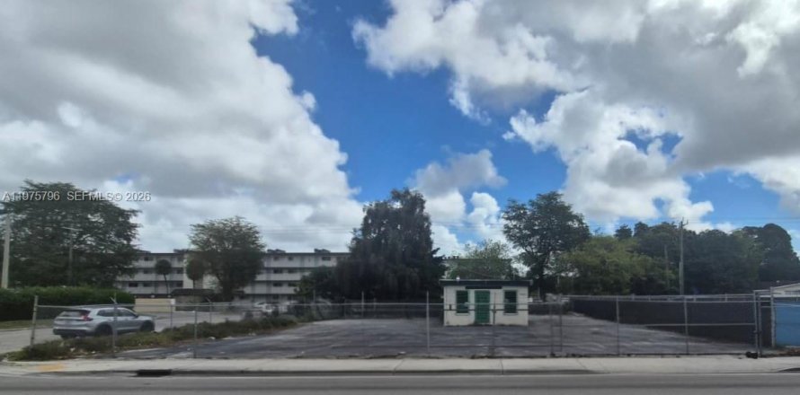 Commercial property in Miami, Florida № 2042754