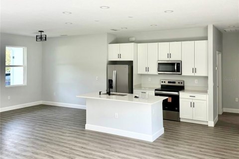 House in Port Charlotte, Florida 4 bedrooms, 151.99 sq.m. № 2227894 - photo 9