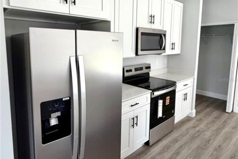 House in Port Charlotte, Florida 4 bedrooms, 151.99 sq.m. № 2227894 - photo 7