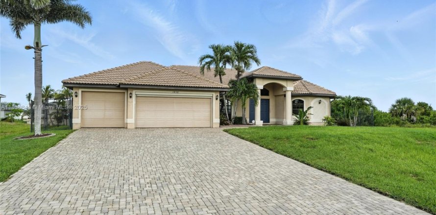 House in Cape Coral, Florida 4 bedrooms, 223.52 sq.m. № 1820412