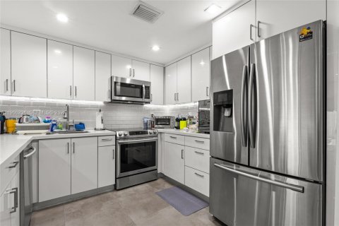 Townhouse in Miami, Florida 3 bedrooms, 140.1 sq.m. № 2028088 - photo 9