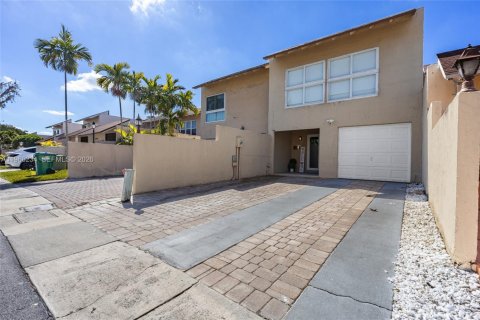 Townhouse in Miami, Florida 3 bedrooms, 140.1 sq.m. № 2028088 - photo 2