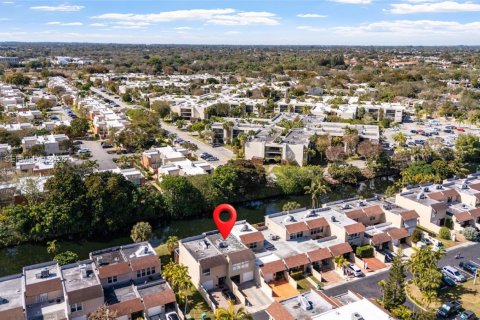 Townhouse in Miami, Florida 3 bedrooms, 140.1 sq.m. № 2028088 - photo 24