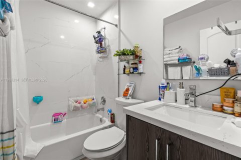 Townhouse in Miami, Florida 3 bedrooms, 140.1 sq.m. № 2028088 - photo 18