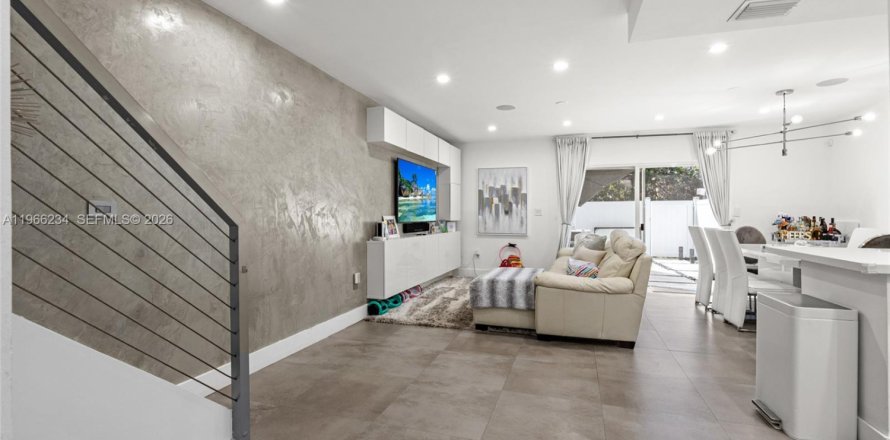 Townhouse in Miami, Florida 3 bedrooms, 140.1 sq.m. № 2028088