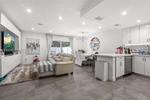 Townhouse in Miami, Florida 3 bedrooms, 140.1 sq.m. № 2028088 - photo 6