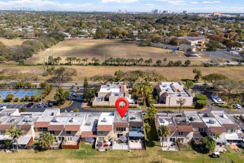 Townhouse in Miami, Florida 3 bedrooms, 140.1 sq.m. № 2028088 - photo 23