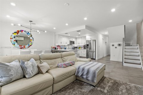 Townhouse in Miami, Florida 3 bedrooms, 140.1 sq.m. № 2028088 - photo 7