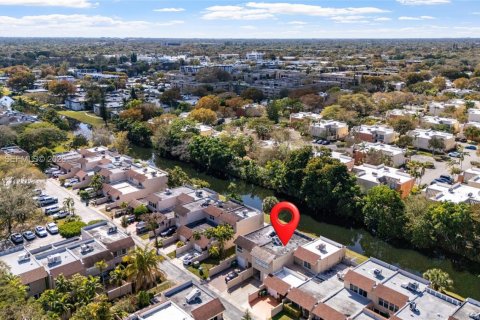 Townhouse in Miami, Florida 3 bedrooms, 140.1 sq.m. № 2028088 - photo 25