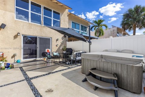 Townhouse in Miami, Florida 3 bedrooms, 140.1 sq.m. № 2028088 - photo 21