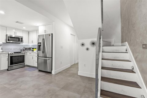 Townhouse in Miami, Florida 3 bedrooms, 140.1 sq.m. № 2028088 - photo 11