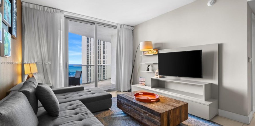 Кондоминиум с 2 спальнями в Холливуд, Флорида № 2012956