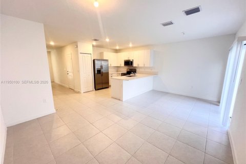 Снять в аренду таунхаус в Пемброк-Парк, Флорида 3 спальни, 118.54м2, № 2005766 - фото 3